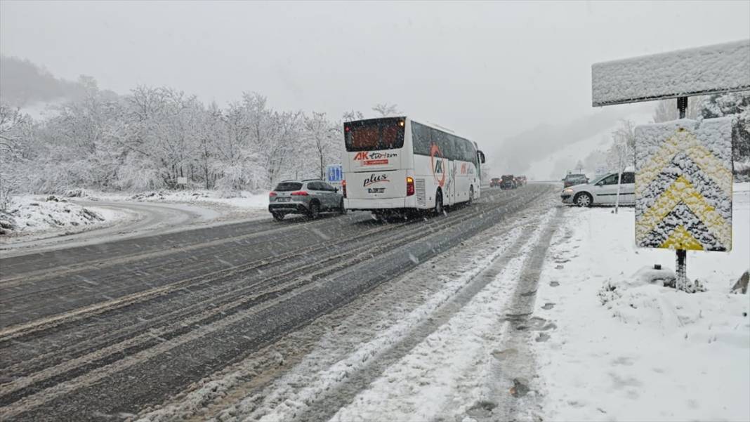 Beklenen kar yağışı başladı, trafik aksıyor 22